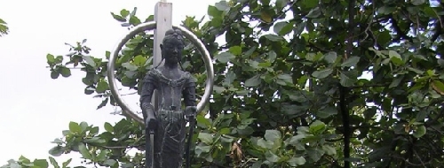 アイネンカラワ像